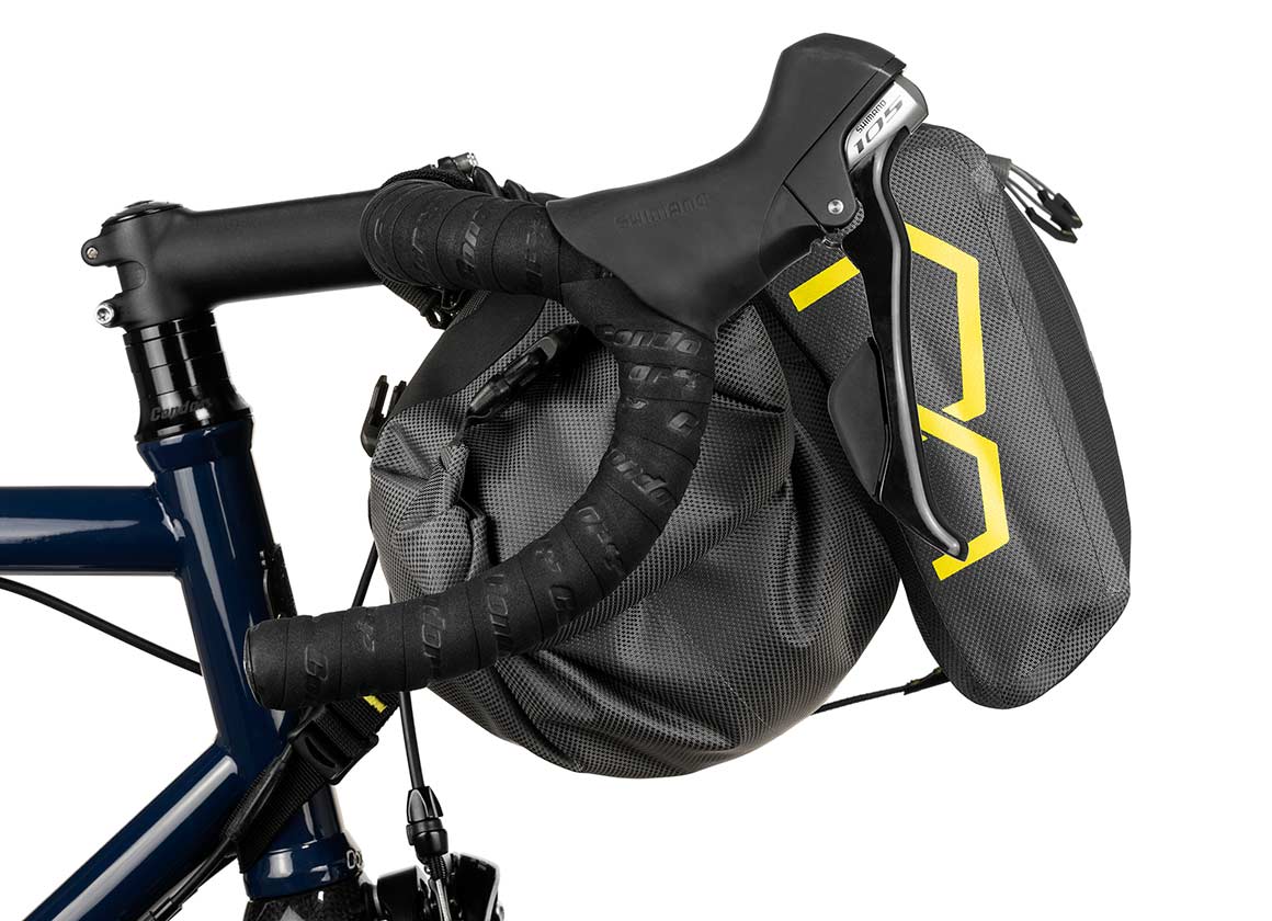 Apidura-Expedition-Accessory-Pocket-4.5L-Profile-shoot-on-the-handlebar.jpg
